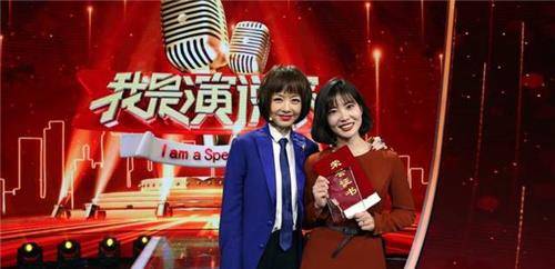 她17岁放弃清北保送,22岁抱娃从哈佛毕业,叛逆少女终成情感导师
