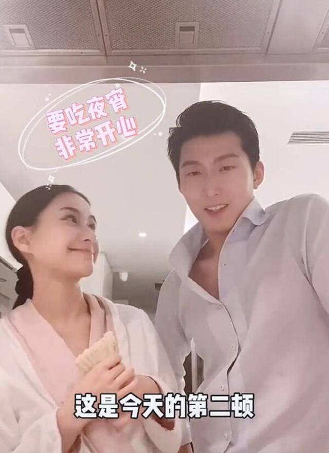何超莲深夜为窦骁煮面,二人斗嘴撒娇画风甜腻,着睡衣出镜疑同居_男友