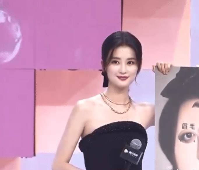 《小风暴》发布会,乔欣胡一天互动超甜,但我却注意两人生图颜值_脸蛋