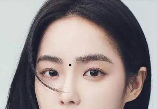 同时,眉心痣还能够增强人的气质和魅力,让孩子更具吸引力.