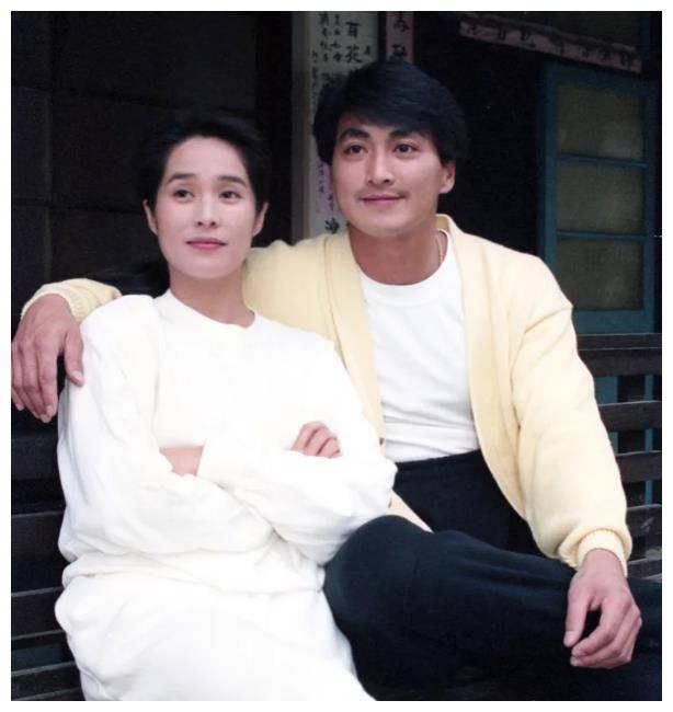 64岁何家劲曝光婚生女,风华绝代女儿曝光,神秘太太身份保密.