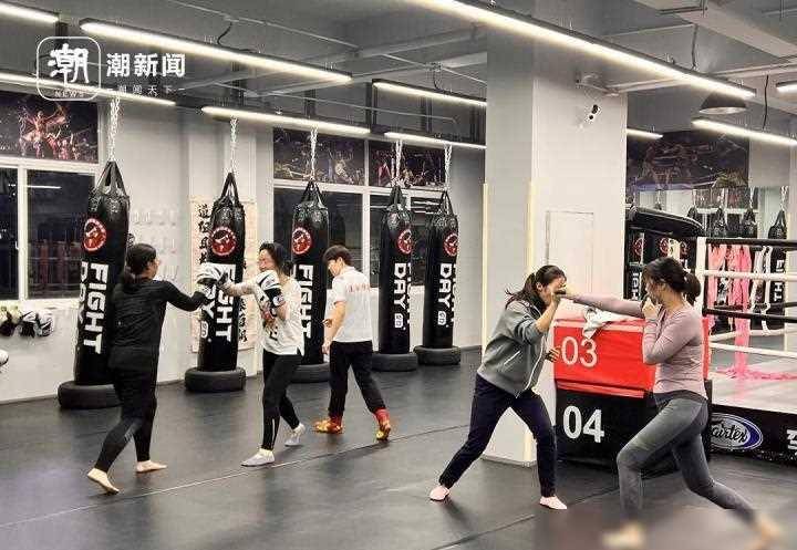 火力"拳"开,贾玲效应下,拳馆女教练忙疯:不停上课,嗓子冒烟_运动_拳击