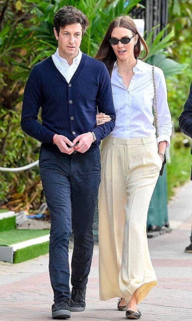 卡莉·克劳斯与丈夫海滩漫步,超模的日常竟如此惬意!