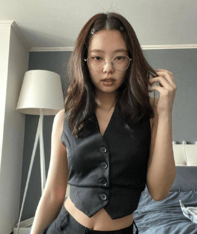 可见在她的自拍里,身着一字肩白色短上衣,露出美美的锁骨和羡煞旁人的