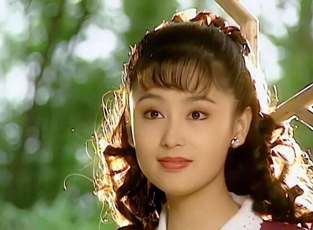 给小花们留点面子吧!花期超长的"姨圈"美人,真是撩人而不自知_陈红_许