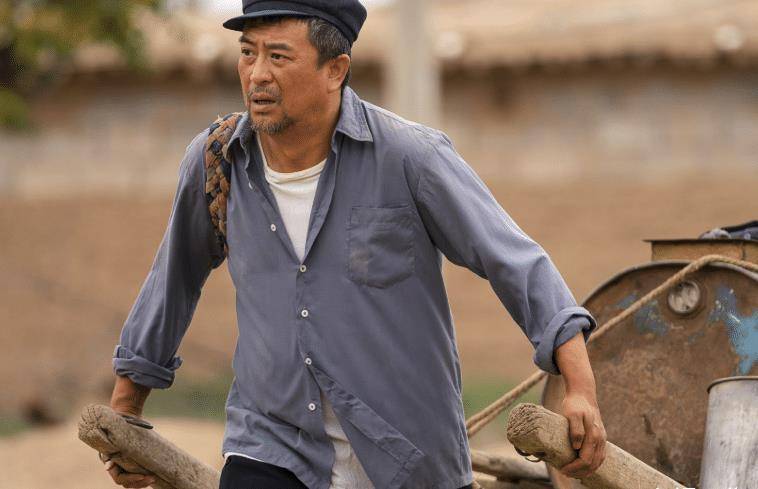 而张嘉译也是这部剧的主演的,张嘉译可是老戏骨一位了,而且凭借出演