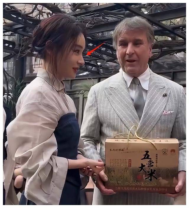 米兰时装周:内娱明星真实状态曝光,袁姗姗脸部异样!_造型_镜头_身材