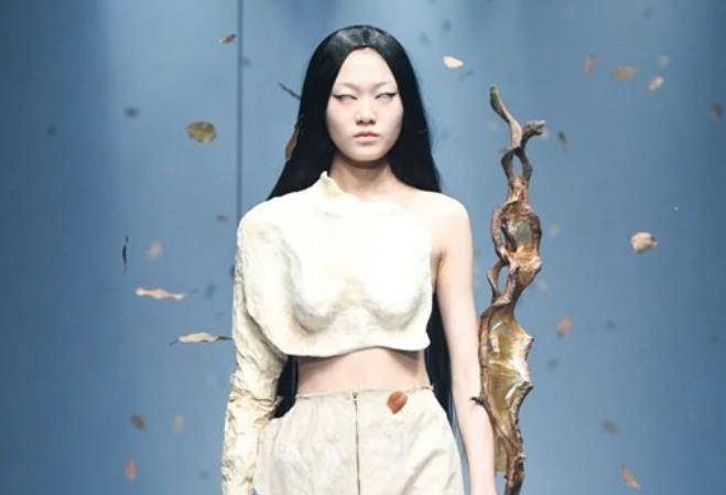 而是全部皆是如此,仔细看过发布会视频的人就知道,这些走秀的模特,有