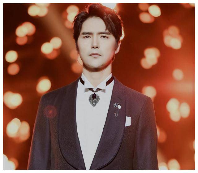 "音乐剧王子"阿云嘎:3岁丧父,6岁丧母,长兄逝世,命比小说苦_哥哥_谢娜