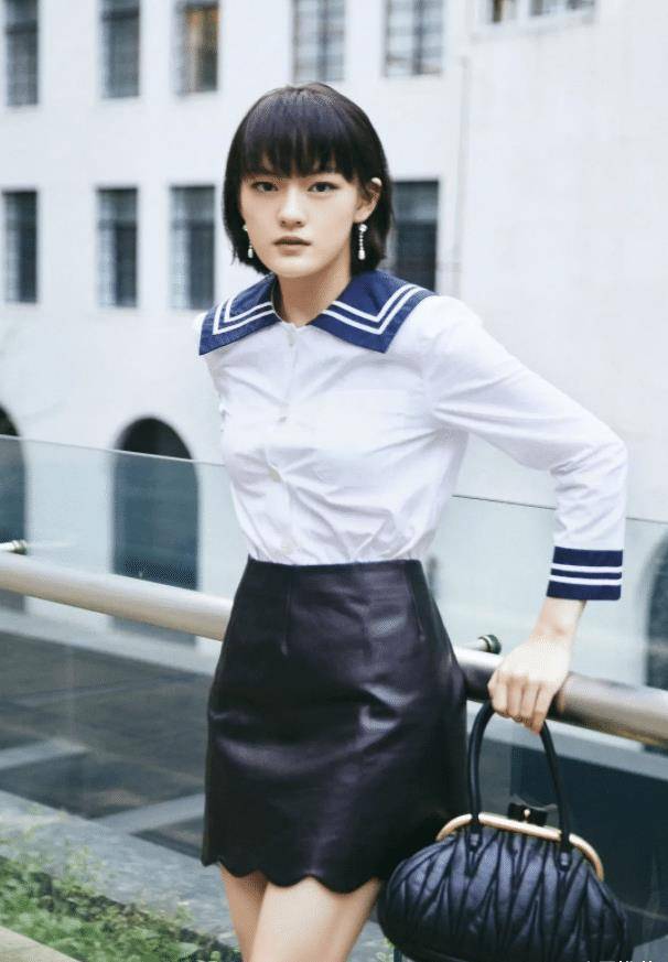 00后文淇太有"心机",女星嫌裙子短都是用毯子挡,唯独她来这招_四小