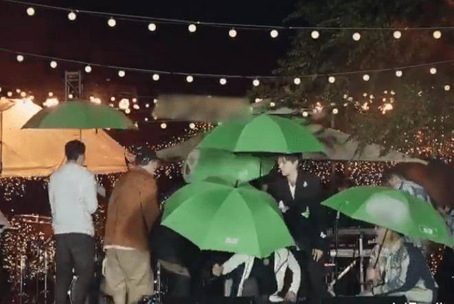 而且她是把大部分的雨伞都给了撒贝宁,她自己是没有多大的位置了.