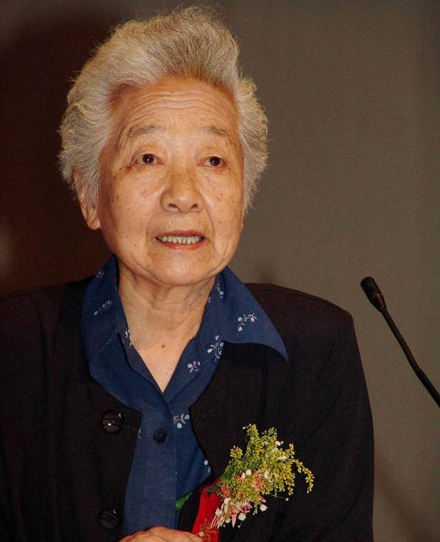 而她就是中国原子能物理大家,被誉为"中国居里夫人"的何泽慧.