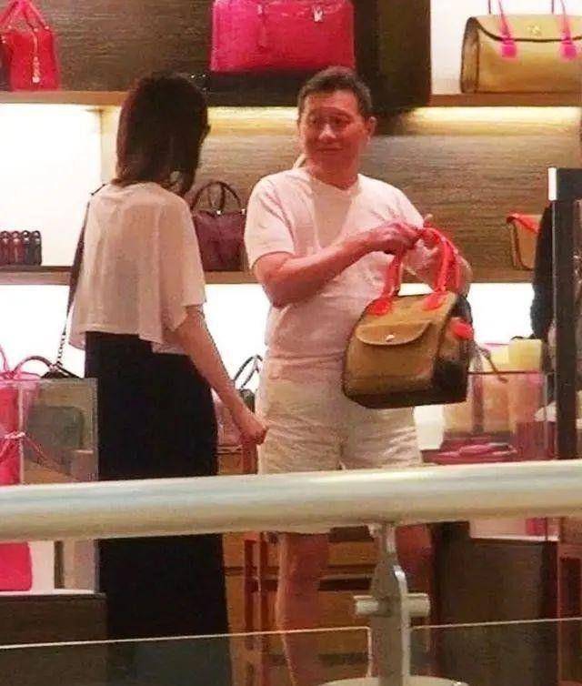 孙道存:60岁娶初中同学女儿,72岁去世,留下6个子女和17亿外债_吴逸萍