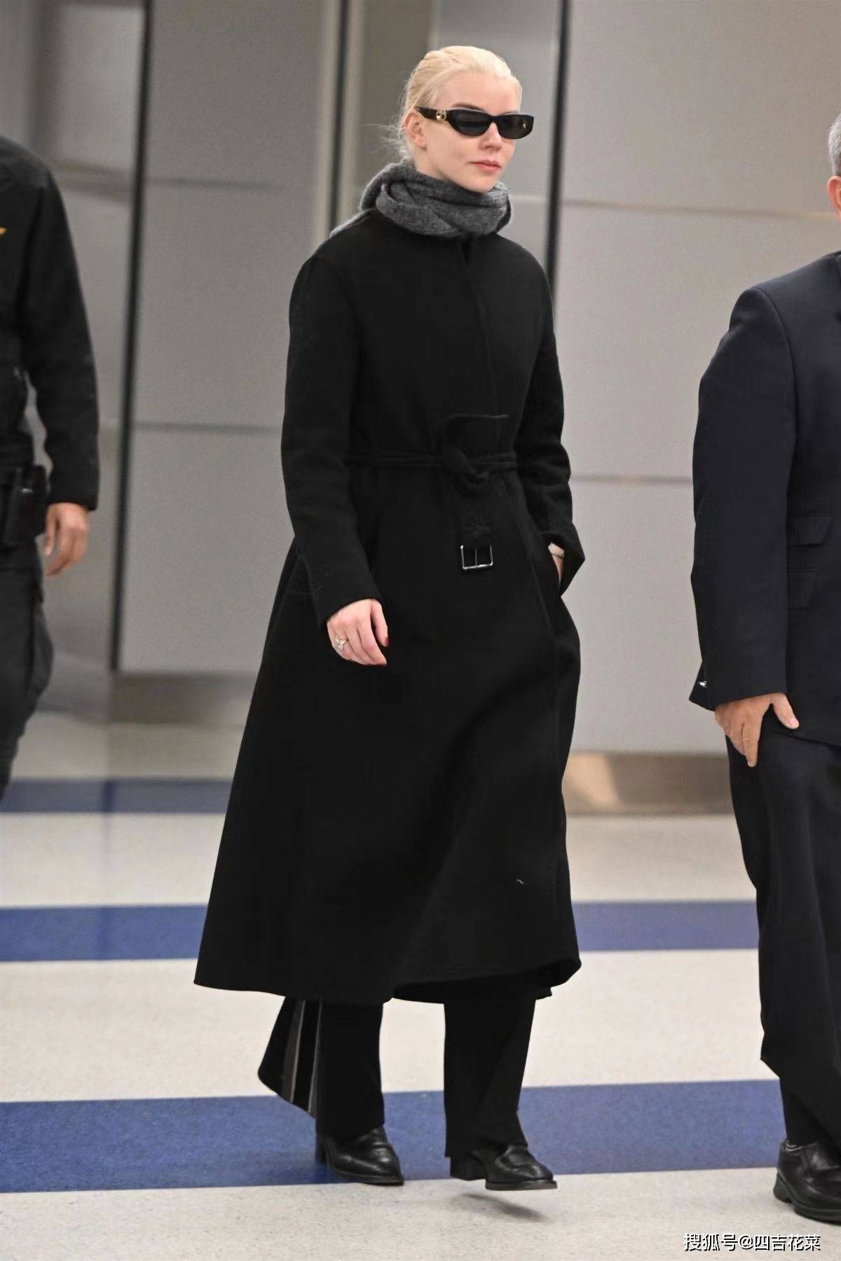 冬天穿什么去喝一杯九块九的咖啡呢_黑色_大衣_红色