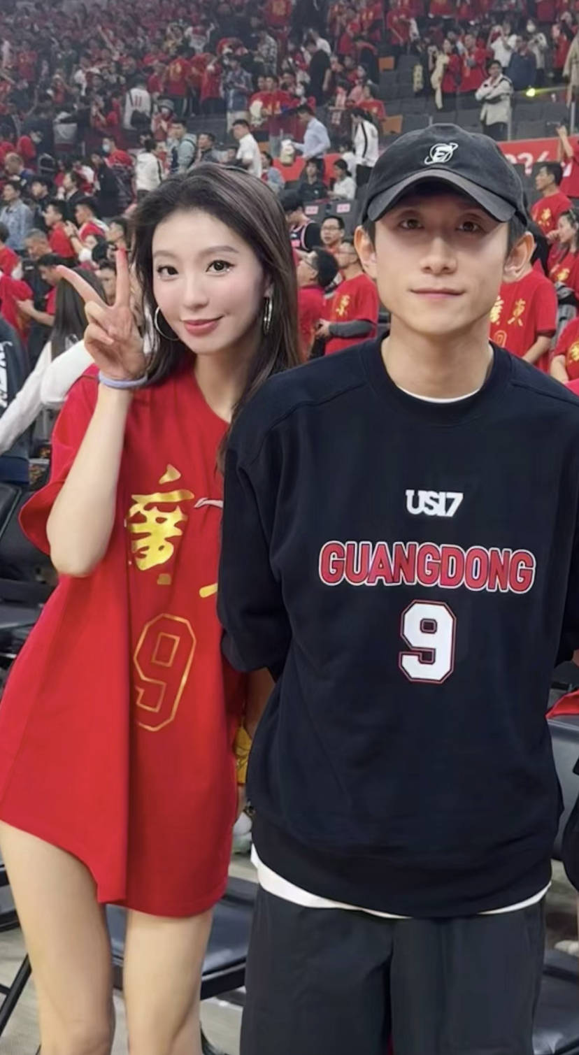 张一山易建联罕见同框,两人身高差好抢镜,易建联衣品老气引热议_网友