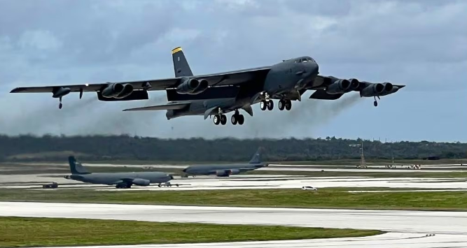 美军载核b-52轰炸机严重事故,发动机突然起火,紧急迫降_战略_进行