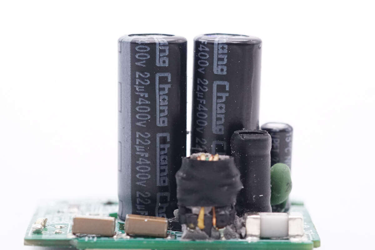 充电器内部使用四颗二极管组成整流桥,在pcb正面焊接两颗,丝印lrs2mf.