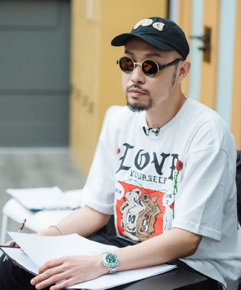 陈小春用扇子"猛打"gai,网友表示解气,曾对陈小春无礼遭吐槽_哥哥