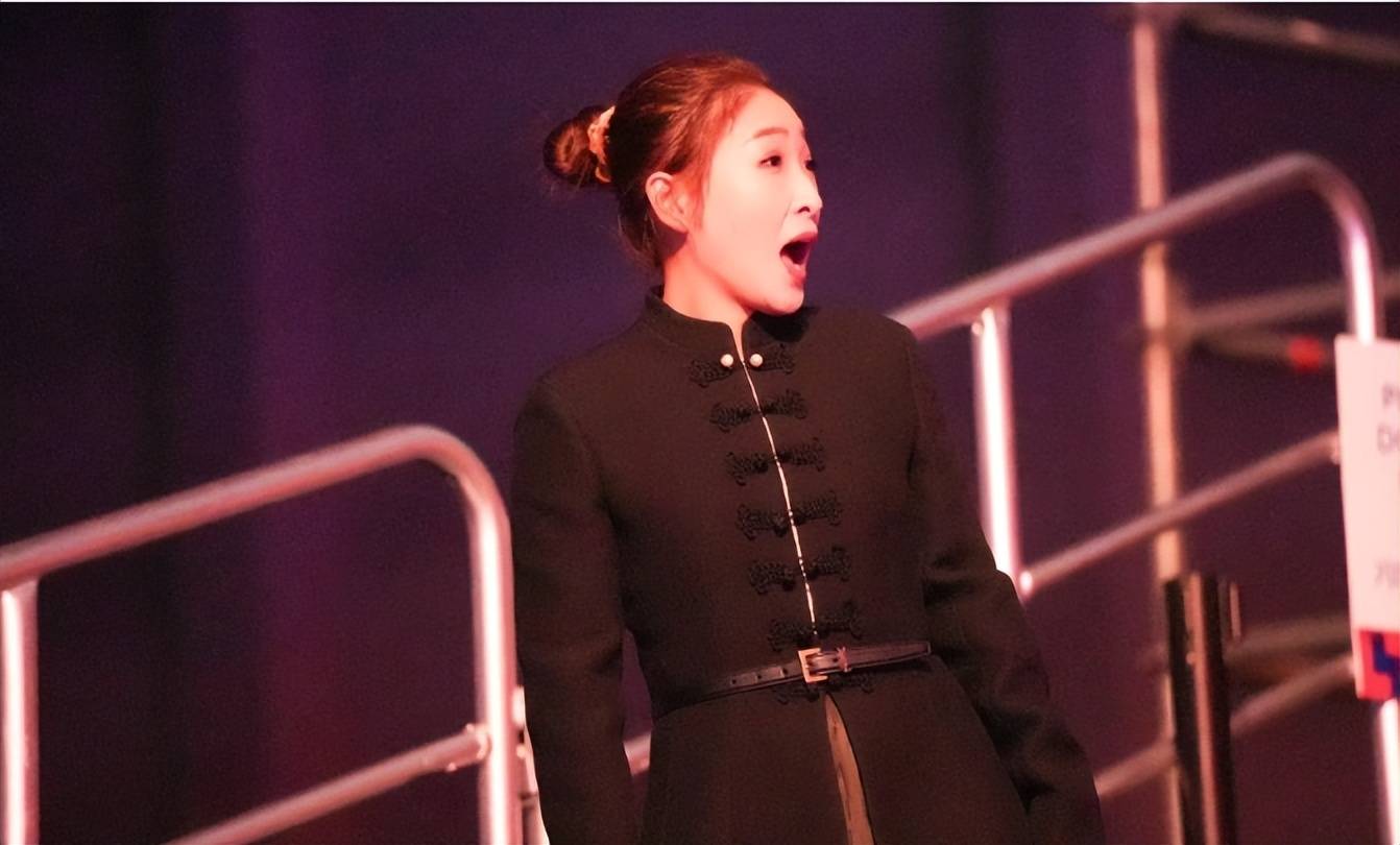 国乒富婆来了,刘诗雯现身世乒赛颁,穿着服饰价格近十万元人民币_时尚