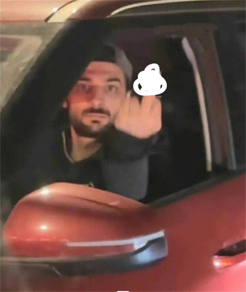 外籍男逆行竖中指后续:认怂道歉,被公司停职,恐被驱逐出境_男子_小新