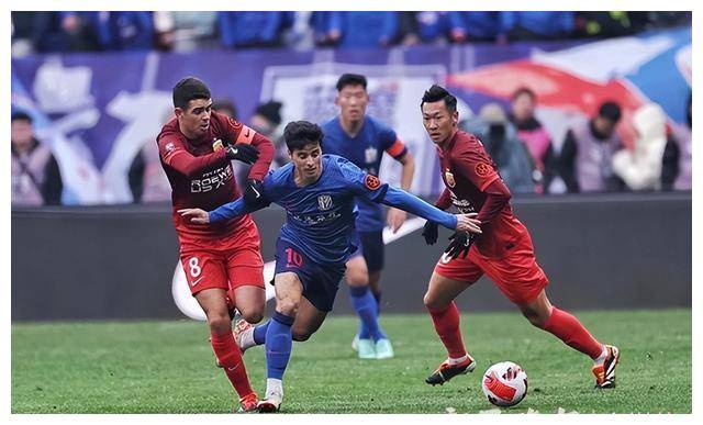 申花捧起超级杯,虹口再现辉煌,球迷欢呼,队员庆祝_海港_莱莱_徐皓