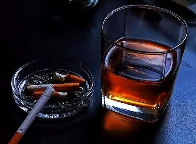 除了控制危险因素外,患者还应该保持良好的生活习惯,包括戒烟限酒