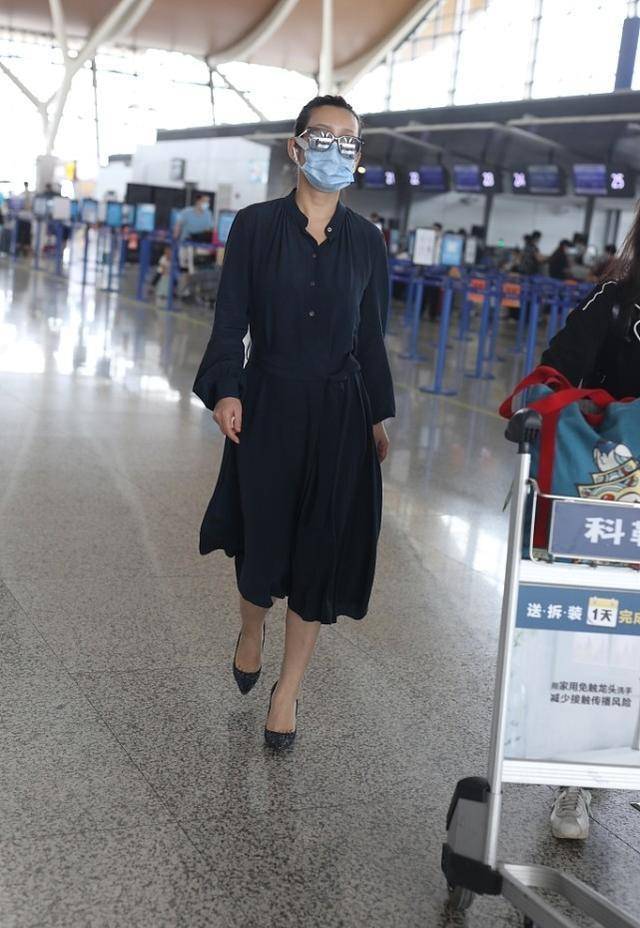 秦海璐的身材比脸还美,一袭黑色开叉裙秀出大长腿,曲线太惹眼_气质