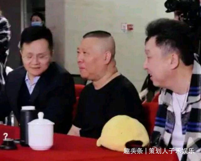 郭德纲没去看演出,栾云平高情商晒照来解围,网友表示:爱徒真棒_于谦