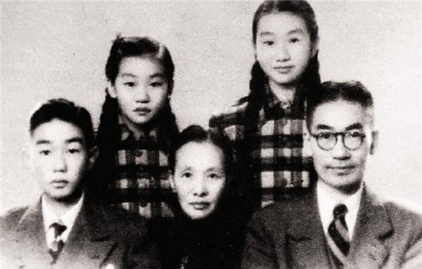 冰心离世后,为何其孙会在其墓碑上刻上"教子无方,枉为人表"?