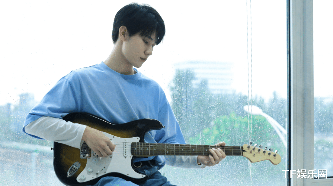 张真源出现在中戏官网,双手放腿上坐姿端正地拍照,女同学盯着看_军训