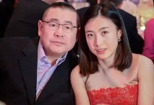 刘銮雄身家千亿却避税,关300家公司套现500亿,妻女早已是外国籍_香港