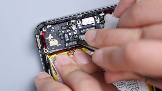 真我12 pro 首发拆解:穿着旗舰"外衣"的中端机_镜头_后盖_金属