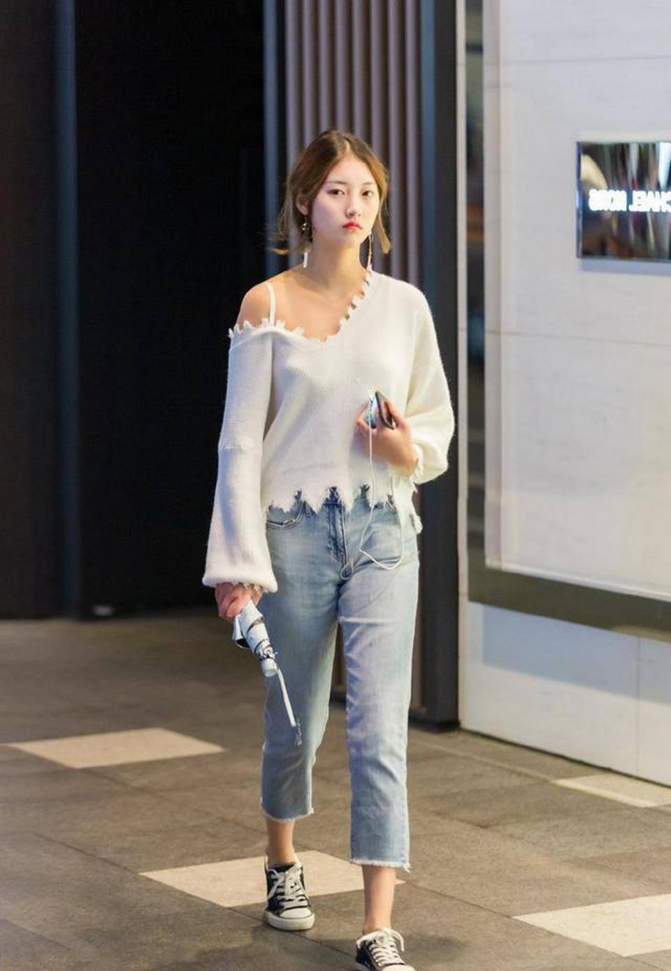 路人街拍,美女穿露肩针织露脐衫,瞬间变成性感女神_上衣_姐姐_裤子