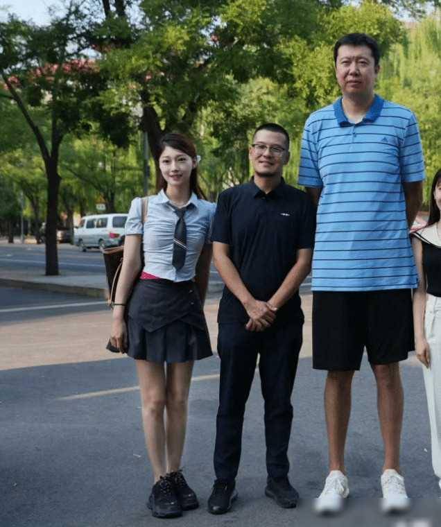 王治郅一家近照,大郅再穿军装,周蕾主持舞台,差13岁很幸福