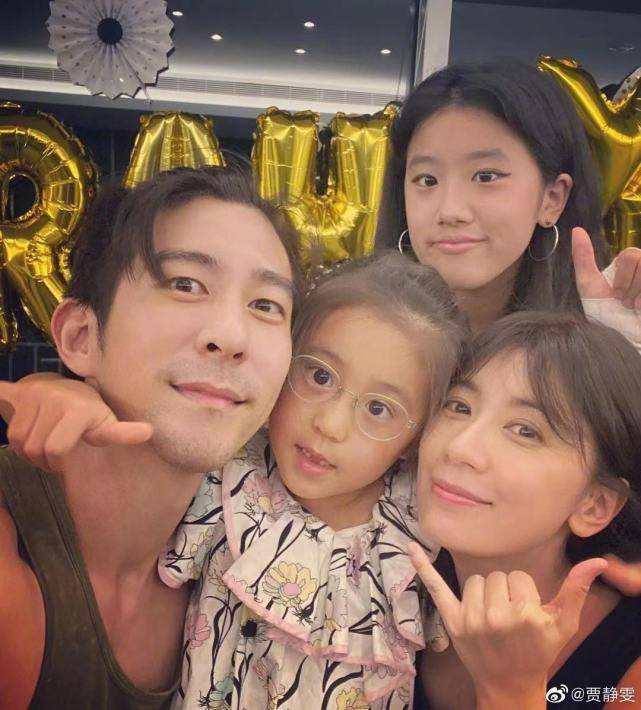 贾静雯晒女儿近照,16岁梧桐妹打扮时尚,咘咘一头波浪卷发超可爱_母亲