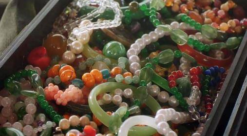 第一层,翠羽明彆,瑶簪宝珥,约值数百金;第二层,玉箫金管;第三层,古玉