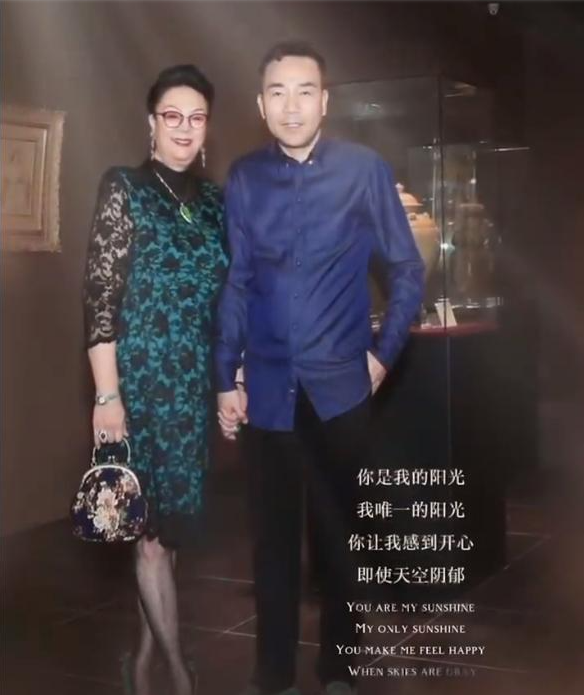 而在照片的右下角,杨议还配了一段文字:"你是我的阳光,我唯一的阳光