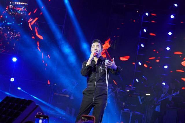 陈志朋50岁生日,和主持司雯嘉亲密合照,瘦24斤重回小虎队时颜值_年龄