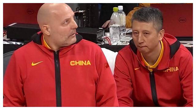 比赛开始,中国队率先进攻,胡金秋命中首个篮球,随后日本队的外线球员