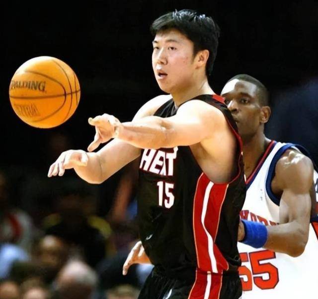 男篮名将王治郅:与患难前妻离婚,再婚娶美女主播,愧对离世母亲