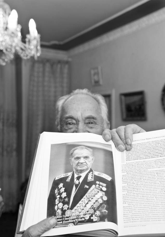 可以肯定的是,崔可夫的《集体英雄主义的集团军 斯大林格勒:经验与