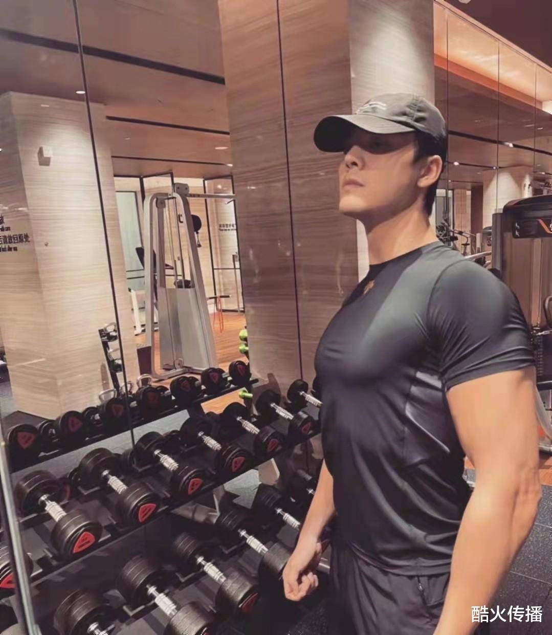 陈伟霆晒健身照, 身材健硕有男人气概, 又有一部新剧可以期待了!