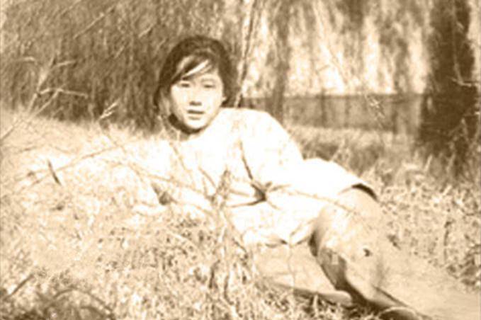 台儿庄战役中,无名女护士为救连长牺牲,埋乱葬岗66年才魂归故里_女兵