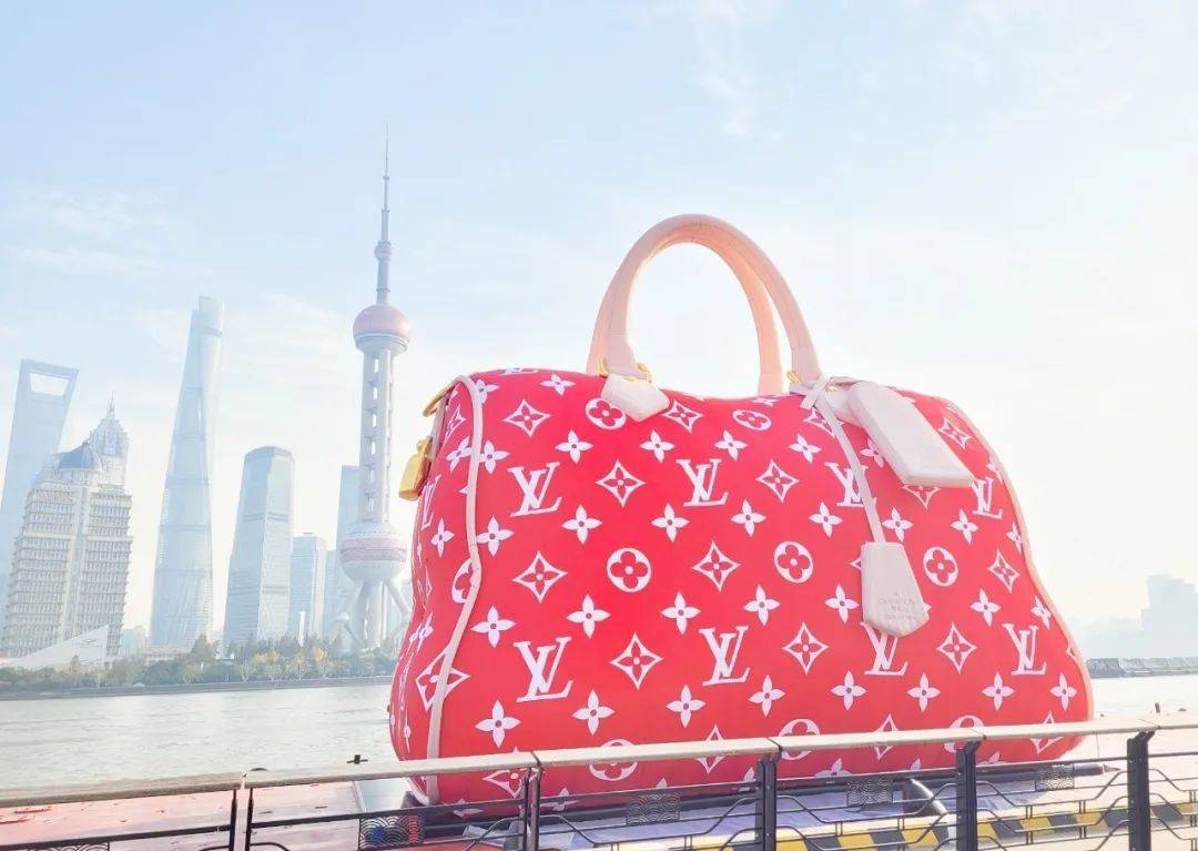 是任何具有吸引力和独特性的东西,例如巨型蛋糕,巨型酒瓶,巨型玩偶