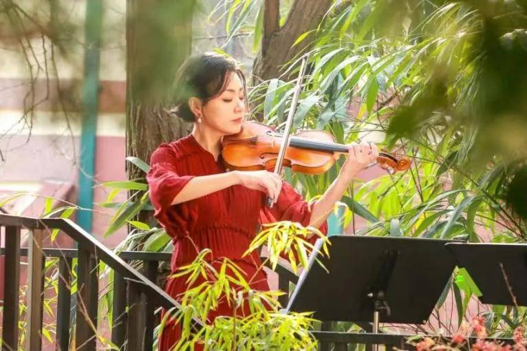 小提琴讲师王媛,二胡演奏家,中国海洋大学艺术系副教授王云飞,青岛