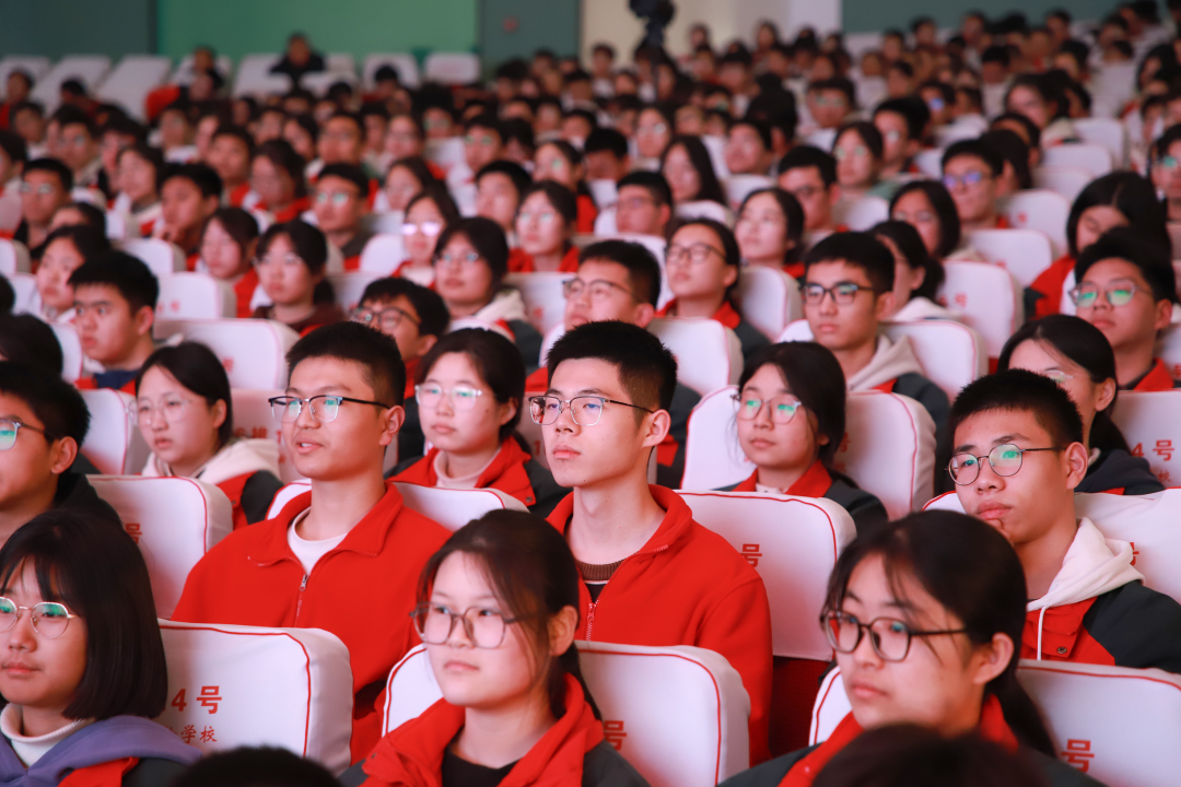 新乡市金瀚学校高中部优秀校友回访母校为学弟学妹作报告_生活_大学
