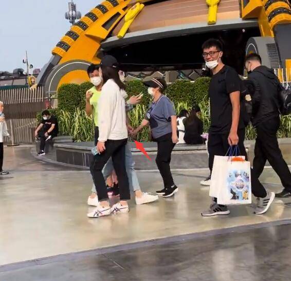 邓超牵妈妈手现身被偶遇,主动和粉丝合照拉好感,未见孙俪和孩子_影城