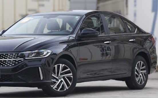 朗逸(lavida)是上海大众第一款自主研发的a级车,于2008年6月上市,是