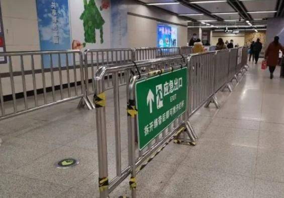 地铁围栏确保乘客的安全和便利