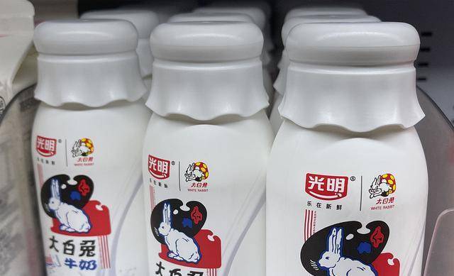 大白兔奶糖可以代替牛奶补钙吗?